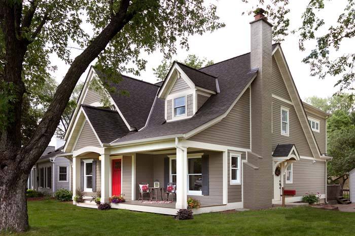 Black Roof, Gray Siding, and Beige Trim for a Modern Grey House