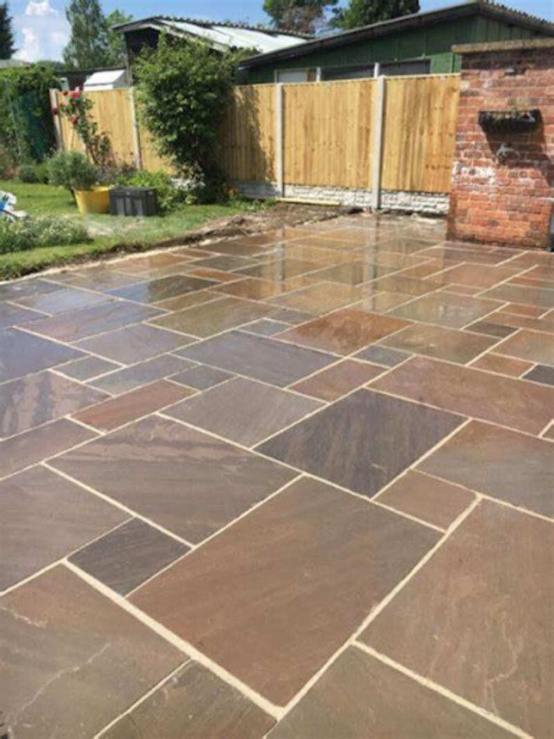 Multi-tone paver patio design