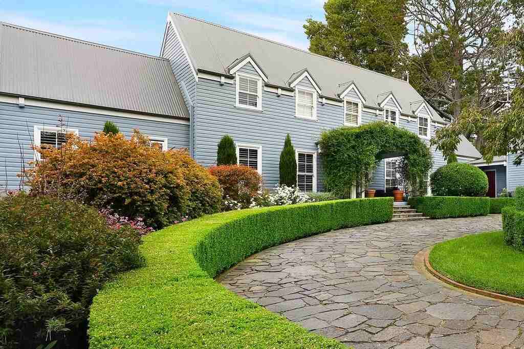 Cobblestone Horseshoe Driveway