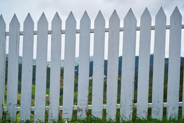 Lattice-Top Vinyl Fences